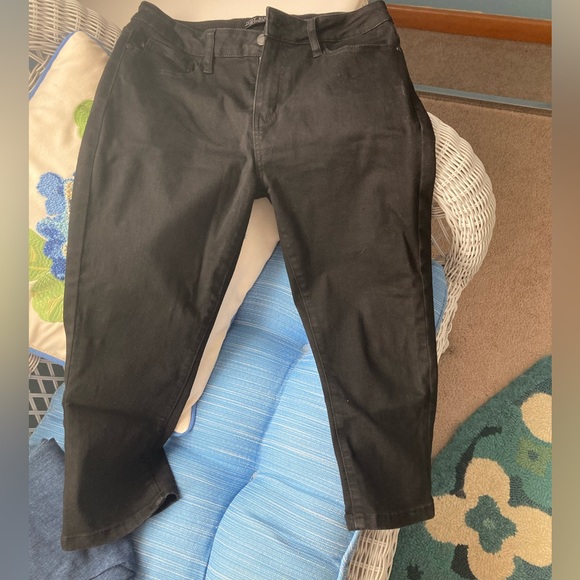 Judy Blue black Capri pants. Brand new - Picture 2 of 5